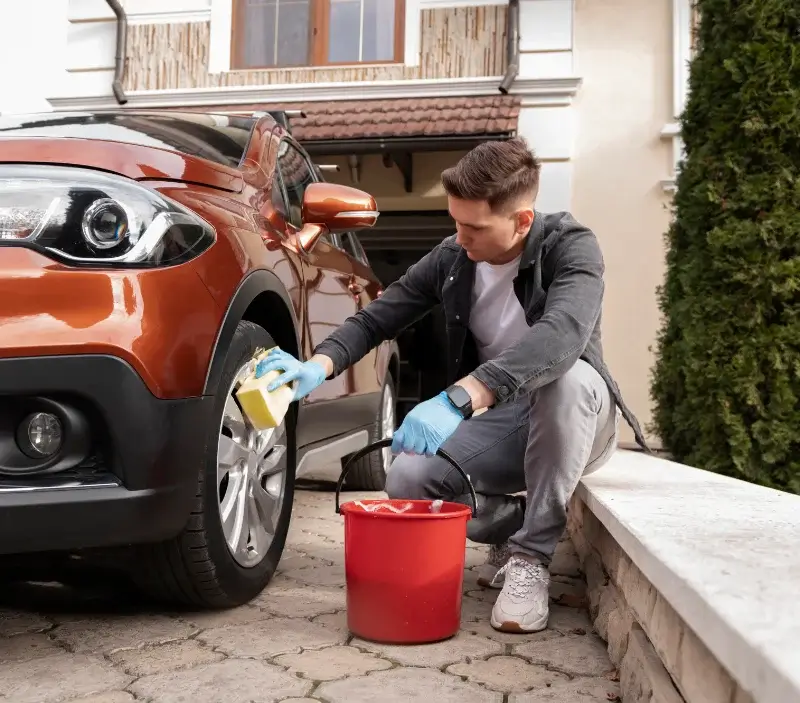 Lavage auto à domicile La Vieille-Lyre : professionnel intervenant sur un véhicule